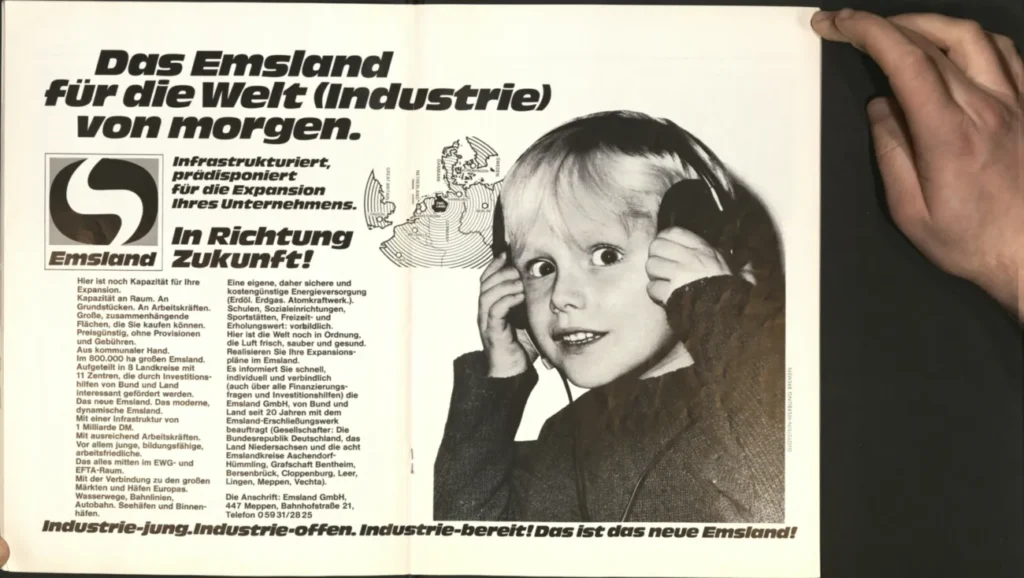 Schwarzweiß-Werbeanzeige von 1972: Ein Kind mit Kopfhörern wirbt für das Emsland als modernen Industrie- und Zukunftsstandort.