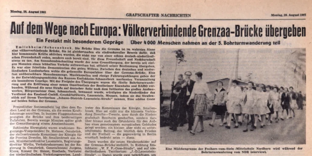 Schülerinnen der Freiherr-vom-Stein-Mittelschule Nordhorn werden beim NDR-Interview während der Bohrturmwanderung gefilmt.