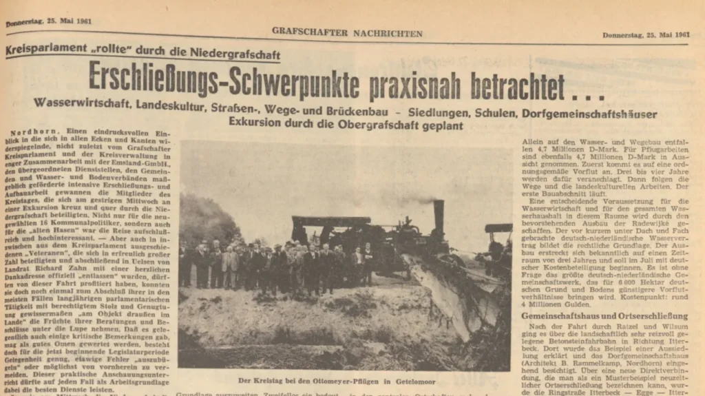 Kreistagsmitglieder beobachten einen dampfbetriebenen Ottomeyer-Pflug bei der Moorerschließung in Getelomoor, Mai 1961.