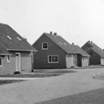 Schwarz-Weiß-Foto einer Reihe neu gebauter Einfamilienhäuser in der Herrnhuter Flüchtlingssiedlung Neugnadenfeld.