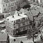 Historische Luftaufnahme der Krupp'schen Villa in Meppen, ehemaliger Sitz der Emsland GmbH, umgeben von Nachbargebäuden.