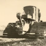 Historische Schwarz-Weiß-Aufnahme eines Raupenfahrzeugs, des Untergrundförderers, bei Kultivierungsarbeiten im Emsland.