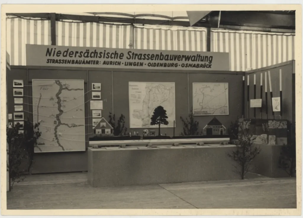 Messestand der Niedersächsischen Straßenbauverwaltung mit Landkarten und Modellen bei der Emslandausstellung 1951.