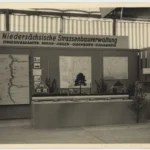 Messestand der Niedersächsischen Straßenbauverwaltung mit Landkarten und Modellen bei der Emslandausstellung 1951.