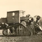 Historisches Schwarzweißfoto eines Kettenfahrzeugs mit Nummer 26 beim Kultivierungseinsatz im Emsland, 1950er Jahre.