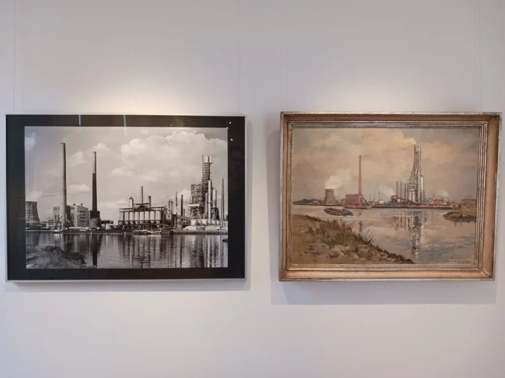 Zwei Kunstwerke zeigen die Lingener Raffinerie am Wasser: ein schwarz-weißes Foto und ein farbiges Ölgemälde im goldenen Rahmen.