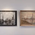 Zwei Kunstwerke zeigen die Lingener Raffinerie am Wasser: ein schwarz-weißes Foto und ein farbiges Ölgemälde im goldenen Rahmen.