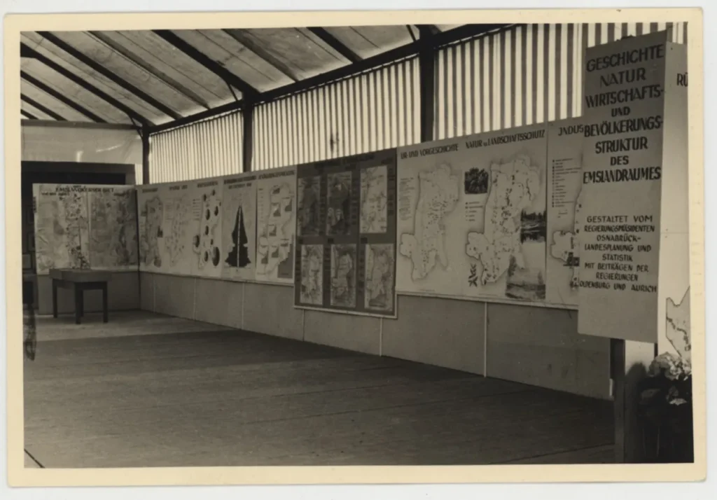 Ausstellungsraum mit Informationstafeln zur Geschichte, Natur und Bevölkerungsstruktur des Emslandraumes, Meppen 1951.