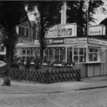 Historische Aufnahme der Asmus Imbiß-Halle in Meppen mit Straßenschildern nach Norddeich und Löningen, ca. 1950er Jahre.