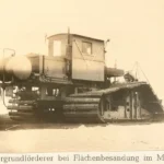Historische Aufnahme eines Untergrundförderers auf Gleisketten bei der Flächenbesandung im Moor, 1950er-Jahre.