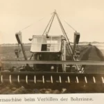 Historische Planiermaschine der Firma Rathjens bei der Kultivierungsarbeit im Emsland, Frontalansicht mit Räumschild.