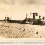 Ein Untergrundförderer auf Gleisketten bearbeitet einen Moorweg im Emsland, ca. 1950er-Jahre.