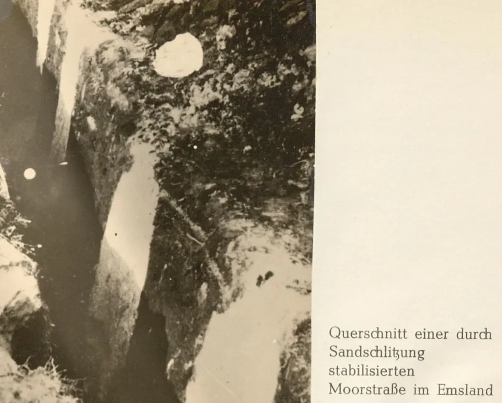 Historisches Schwarzweißfoto zeigt den Querschnitt einer durch Sandschlitzung stabilisierten Moorstraße im Emsland.