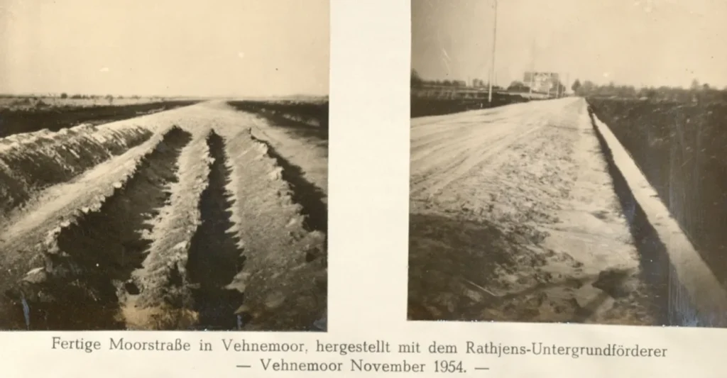 Zwei historische Schwarzweißfotos zeigen die fertiggestellte Moorstraße in Vehnemoor, hergestellt mit dem Rathjens-Untergrundförderer, November 1954.