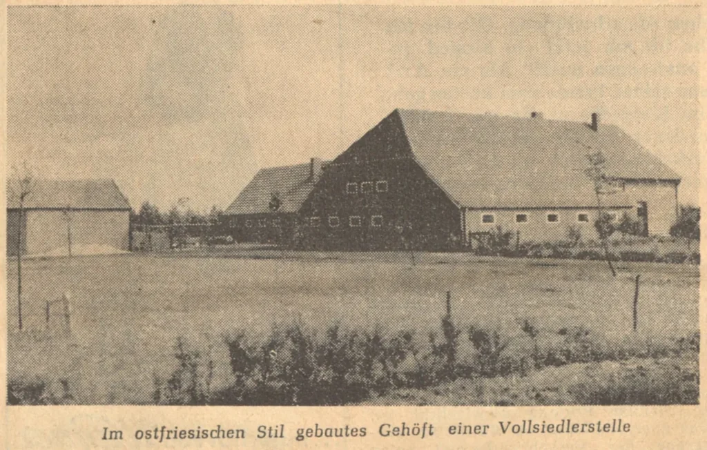 Historische Schwarzweißfoto eines im ostfriesischen Stil gebauten Bauernhofs mit großem Satteldach und Nebengebäuden.