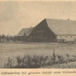 Historische Schwarzweißfoto eines im ostfriesischen Stil gebauten Bauernhofs mit großem Satteldach und Nebengebäuden.