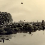 Historische Schwarzweißaufnahme der Emsland-Ausstellung 1951 in Meppen mit Zelten, Fahnen und Fesselballons an der Ems.