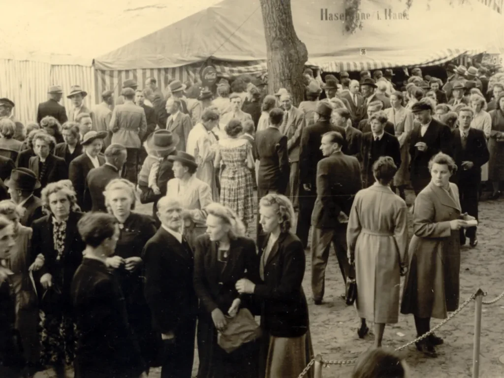 Große Menschenmenge vor Ausstellungszelten bei der Emsland-Ausstellung in Meppen, Mai 1951.
