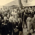 Große Menschenmenge vor Ausstellungszelten bei der Emsland-Ausstellung in Meppen, Mai 1951.