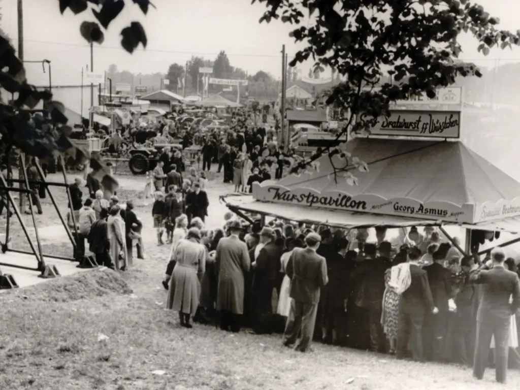 Menschenmenge vor dem Wurstpavillon Georg Asmus auf der Emsland-Ausstellung 1951 in Meppen.