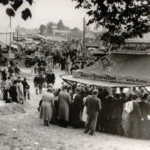 Menschenmenge vor dem Wurstpavillon Georg Asmus auf der Emsland-Ausstellung 1951 in Meppen.