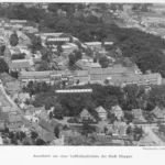 Schwarz-Weiß-Luftaufnahme der Stadt Meppen mit beschrifteten Gebäuden: Gymnasium, Krankenhaus, Mädchenoberschule und Mittelschule.