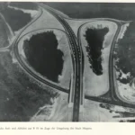 Luftaufnahme des nördlichen Autobahnkreuzes der B70 bei Meppen mit geschwungenen Auf- und Abfahrten inmitten bewaldeter Flächen.