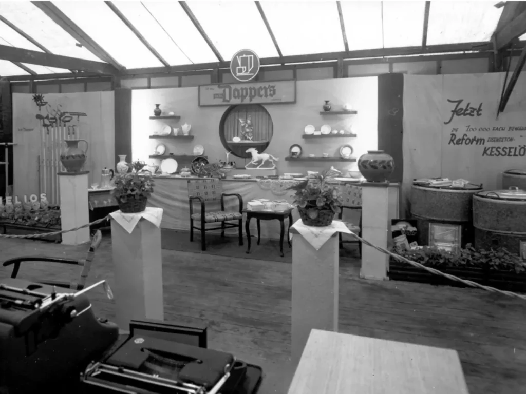 Historischer Ausstellungsstand der Firma Dappers mit Porzellan, Vasen und Haushaltsgeräten auf der Emsland-Ausstellung 1951.