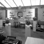 Historischer Ausstellungsstand der Firma Dappers mit Porzellan, Vasen und Haushaltsgeräten auf der Emsland-Ausstellung 1951.