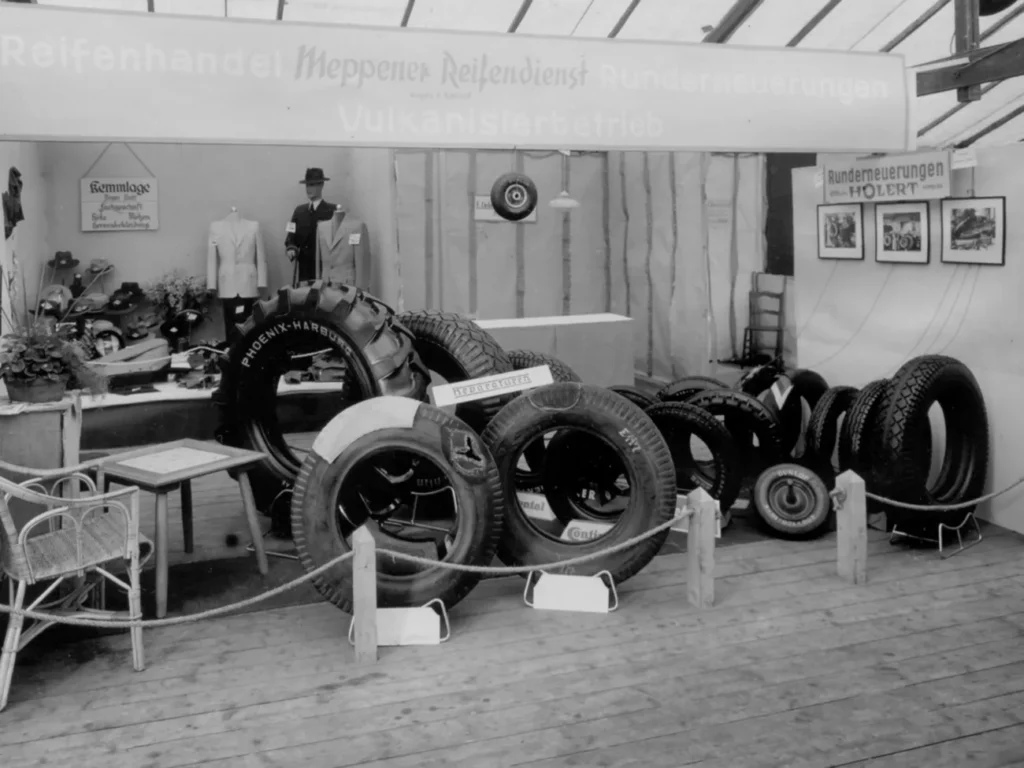 Messestand des Meppener Reifendienstes mit ausgestellten Reifen verschiedener Marken auf der Emsland-Ausstellung 1951.