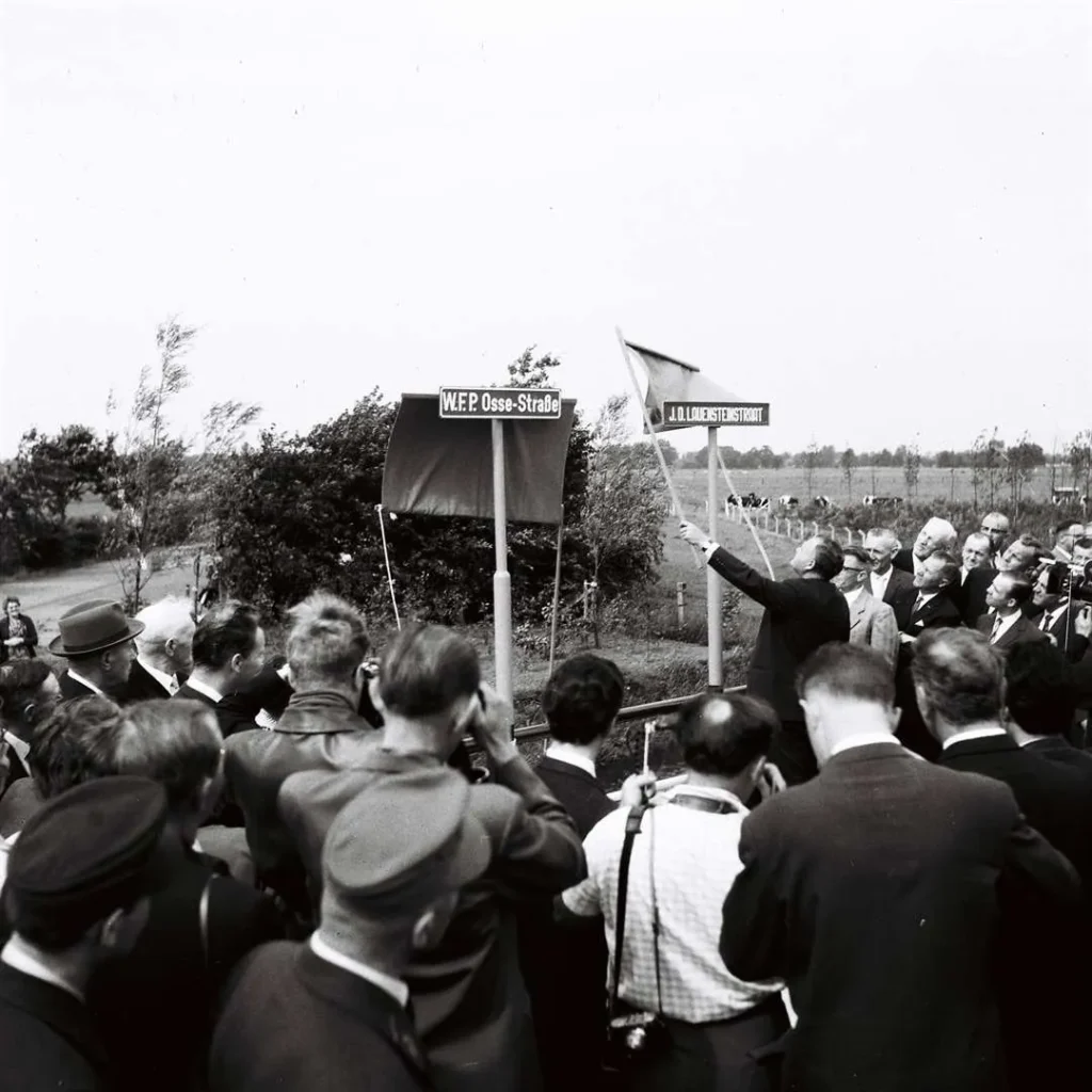 Enthüllung der Straßenschilder W.F.P. Osse-Straße und J.D. Lauensteinstraat vor einer Menschenmenge, 1961.