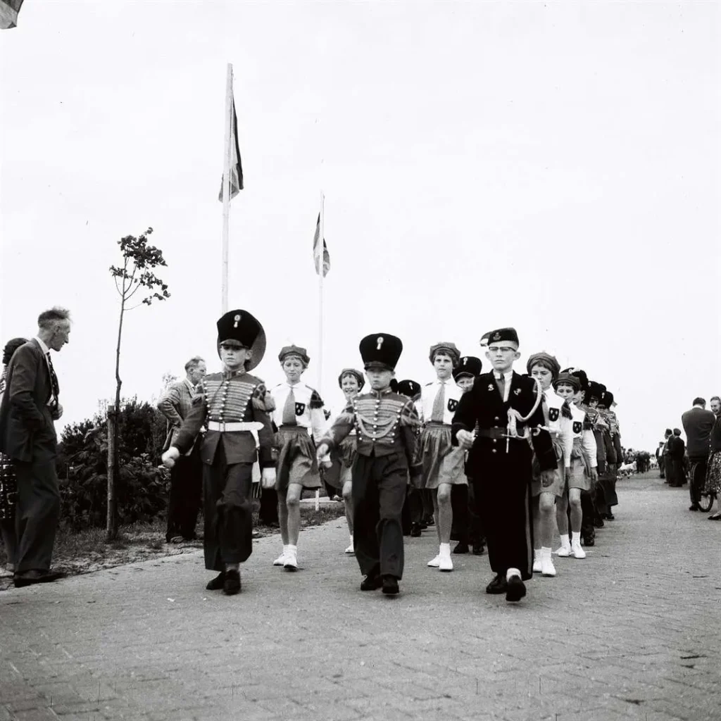 Uniformierte Kinder marschieren in einer Festparade zur Eröffnung der Grenzbrücke zwischen Emlichheim und Schoonebeek, 1961.