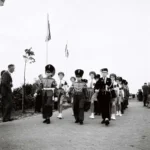 Uniformierte Kinder marschieren in einer Festparade zur Eröffnung der Grenzbrücke zwischen Emlichheim und Schoonebeek, 1961.