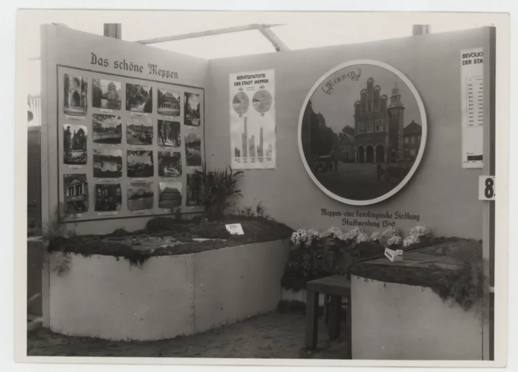 Ausstellungsstand der Stadt Meppen mit Fotos, Statistiken und einem Stadtbild-Medaillon auf der Emsland-Ausstellung 1951.