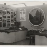 Ausstellungsstand der Stadt Meppen mit Fotos, Statistiken und einem Stadtbild-Medaillon auf der Emsland-Ausstellung 1951.