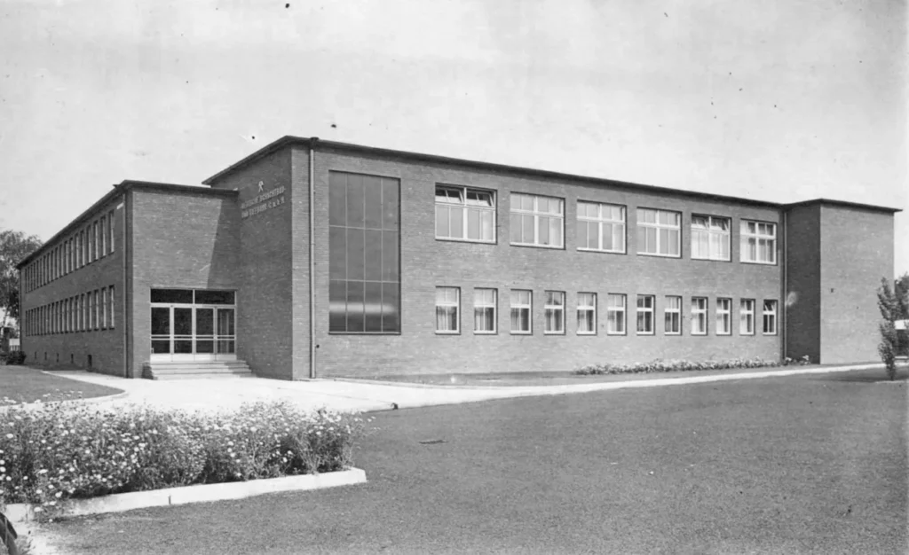 Zweigeschossiges Backsteingebäude der Deutschen Schachtbau- und Tiefbohrgesellschaft in Lingen, historische Schwarzweißaufnahme.