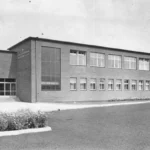 Zweigeschossiges Backsteingebäude der Deutschen Schachtbau- und Tiefbohrgesellschaft in Lingen, historische Schwarzweißaufnahme.