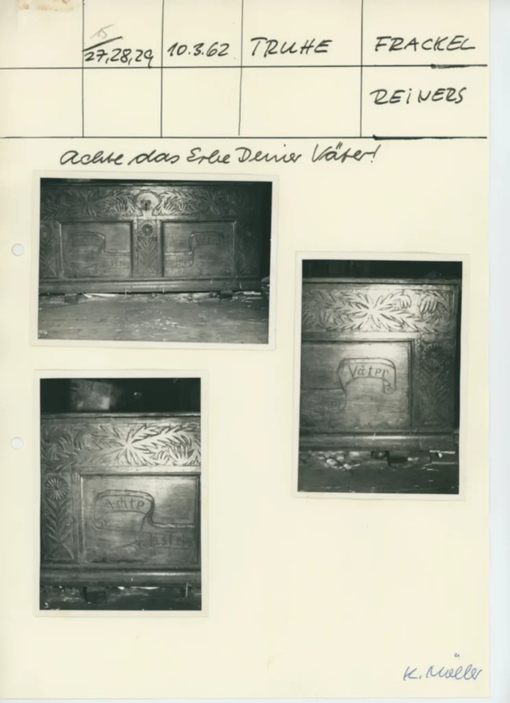 Drei Schwarzweißfotos einer reich geschnitzten Holztruhe mit der Inschrift 'Achte das Erbe Deiner Väter', datiert 1962.