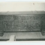 Schwarz-Weiß-Foto einer reich verzierten Holztruhe mit Schnitzereien, Inschrift 'ANNA' und der Jahreszahl 1788.