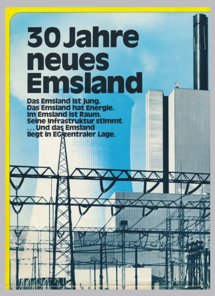 Kühlturm und Schornstein eines Kraftwerks mit Hochspannungsmasten, Werbeplakat für 30 Jahre neues Emsland.