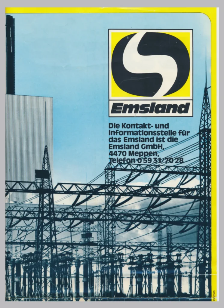 Werbeplakat der Emsland GmbH mit Hochspannungsmasten und Kraftwerk vor blauem Himmel, Kontaktdaten in Meppen.