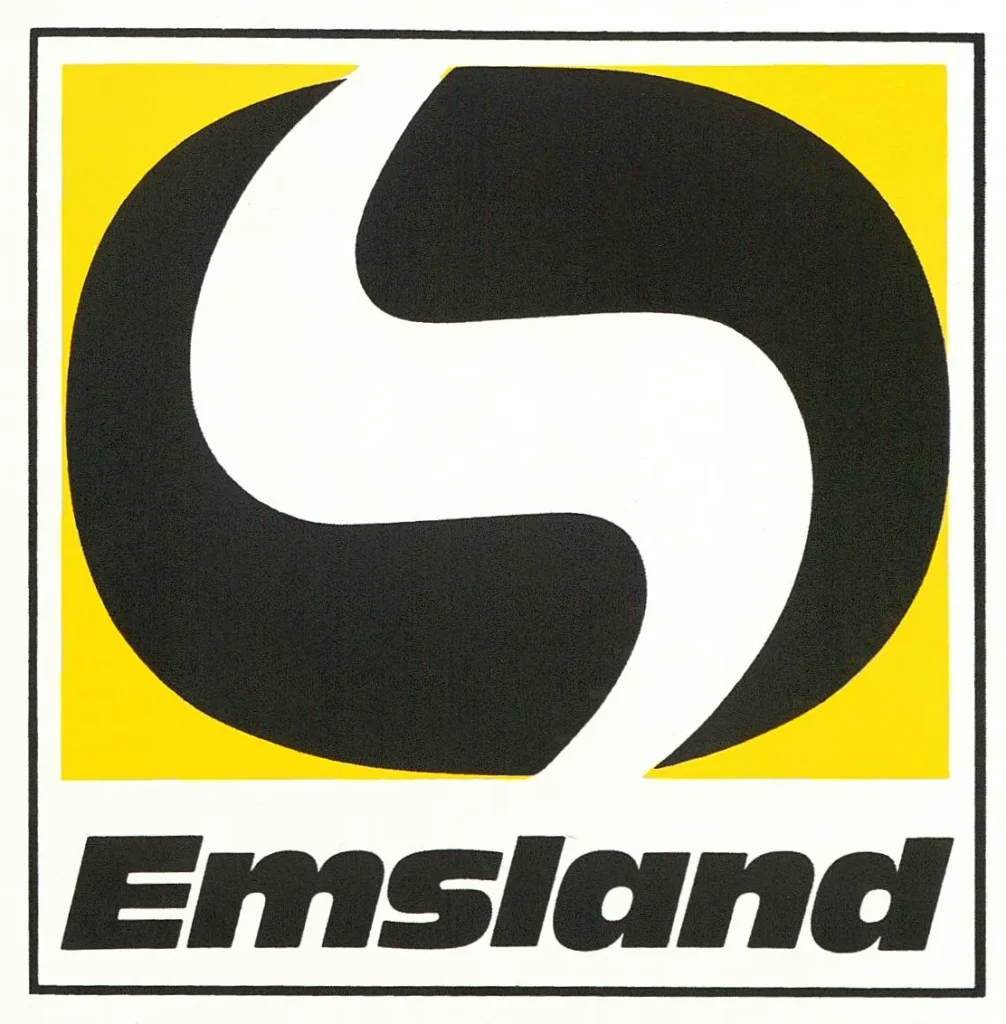 Schwarzes stilisiertes S-Symbol in gelbem Quadrat mit dem Schriftzug Emsland, Logo der Emsland GmbH.