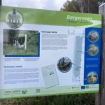 Zweisprachige Infotafel im Naturpark Moor-Veenland über historische Grenzsteine zwischen Nederland und Deutschland.