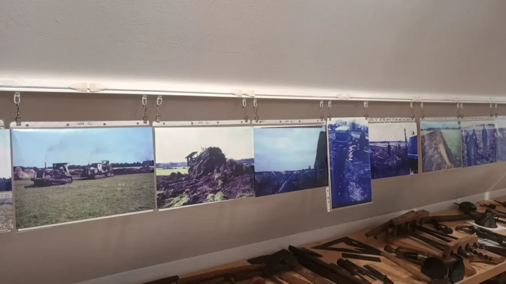 Mehrere historische Farbfotos zeigen landwirtschaftliche Maschinen und Erdarbeiten bei Flurbereinigungen im Emsland.