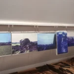 Mehrere historische Farbfotos zeigen landwirtschaftliche Maschinen und Erdarbeiten bei Flurbereinigungen im Emsland.