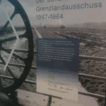 Ausstellungstafel des Stadtmuseums Nordhorn über den Bentheimer Grenzlandausschuss 1947–1964 mit historischer Moorlandschaft.