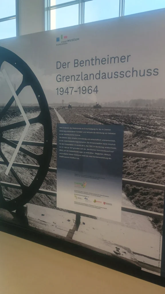 Ausstellungstafel des Stadtmuseums Nordhorn über den Bentheimer Grenzlandausschuss 1947–1964 mit historischer Moorlandschaft.