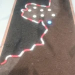 Sandkasten-Modell zeigt den deutschen Grenzverlauf mit rot-weißem Seil und beleuchteten Markierungspunkten.