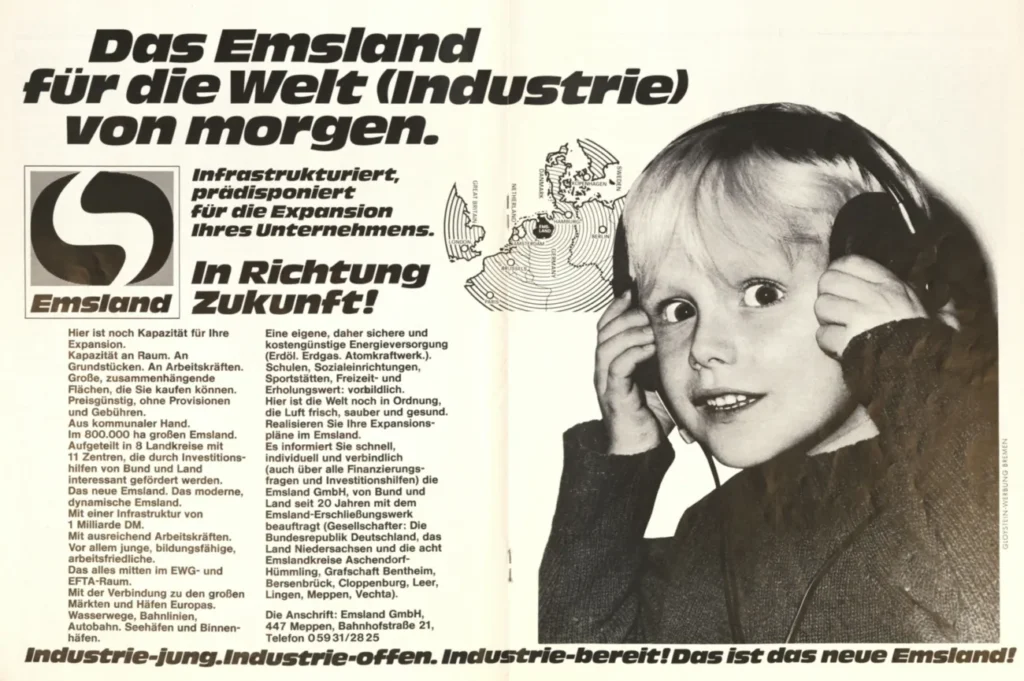 Schwarzweiß-Werbeanzeige mit Kind und Kopfhörer wirbt für den Industriestandort Emsland als Region der Zukunft.