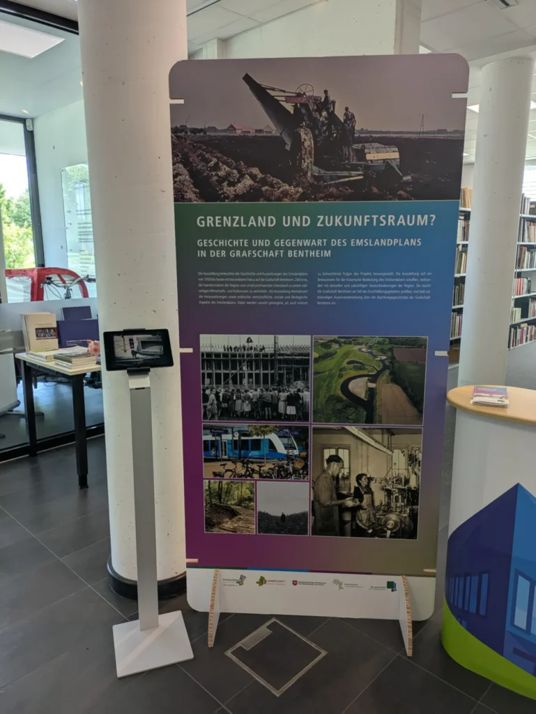 Ausstellungstafel 'Grenzland und Zukunftsraum' über den Emslandplan in der Grafschaft Bentheim im Kreis- und Kommunalarchiv Nordhorn.